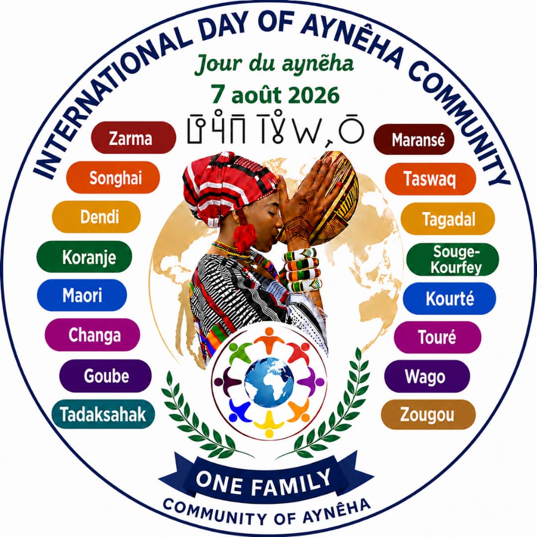 Emblème de la Journée internationale de la communauté Aynêha, 7 août 2026 : une femme en tenue traditionnelle devant le globe, entourée des noms Zarma, Songhaï, Dendi, Koranje, Maori, Changa, Goube, Tadaksahak, Maransé, Taswaq, Tagadal, Souge-Kourfey, Kourté, Touré, Wago et Zougou — One Family.
